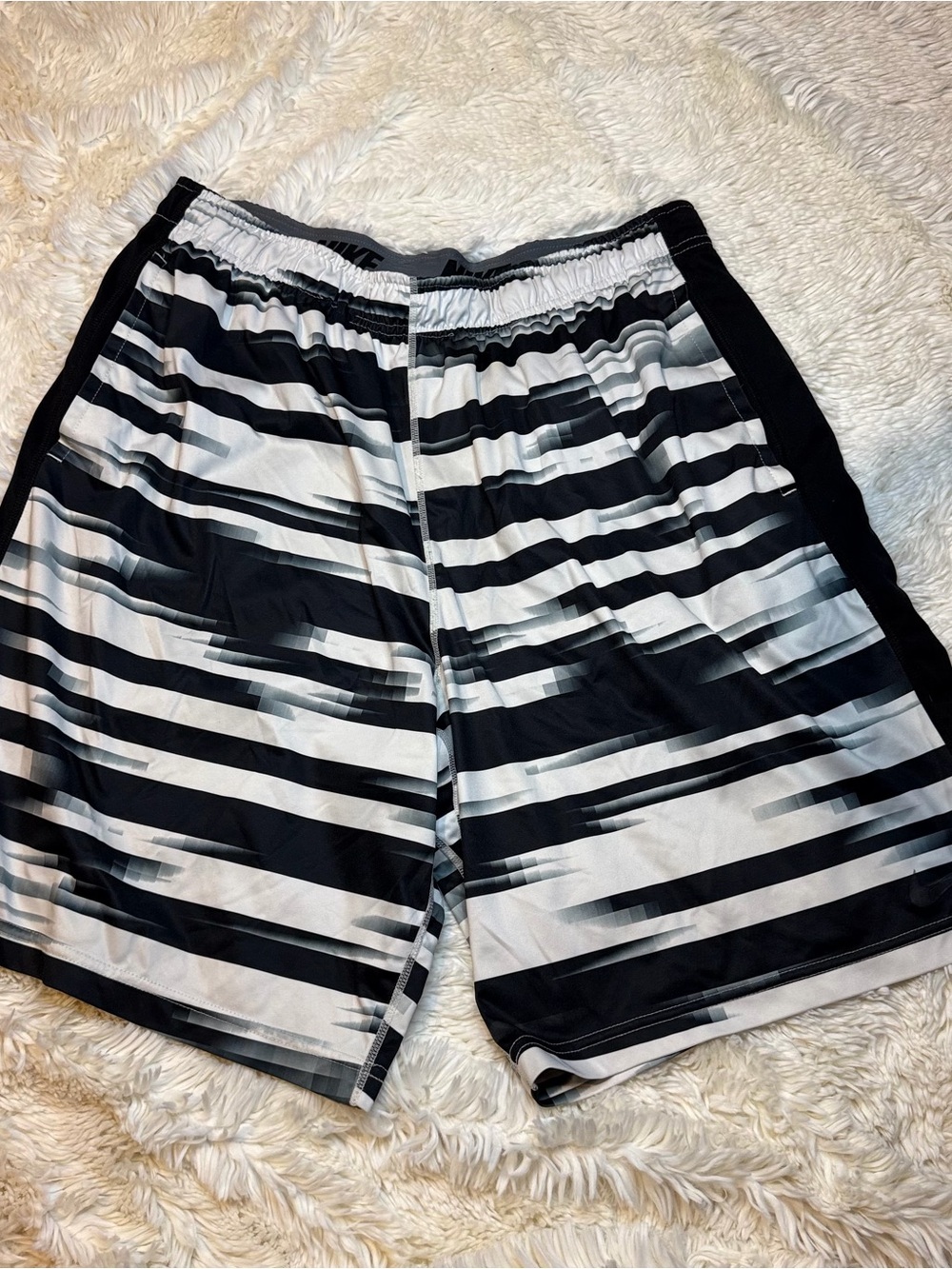 Nike men’s Black/White Striped athletic Shorts size XL no liner 10” inseam